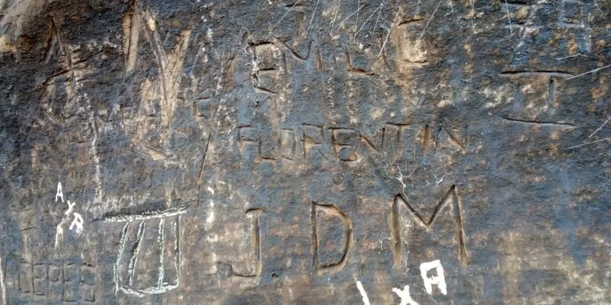 Panel con rastros de vandalismo en Itá Letra